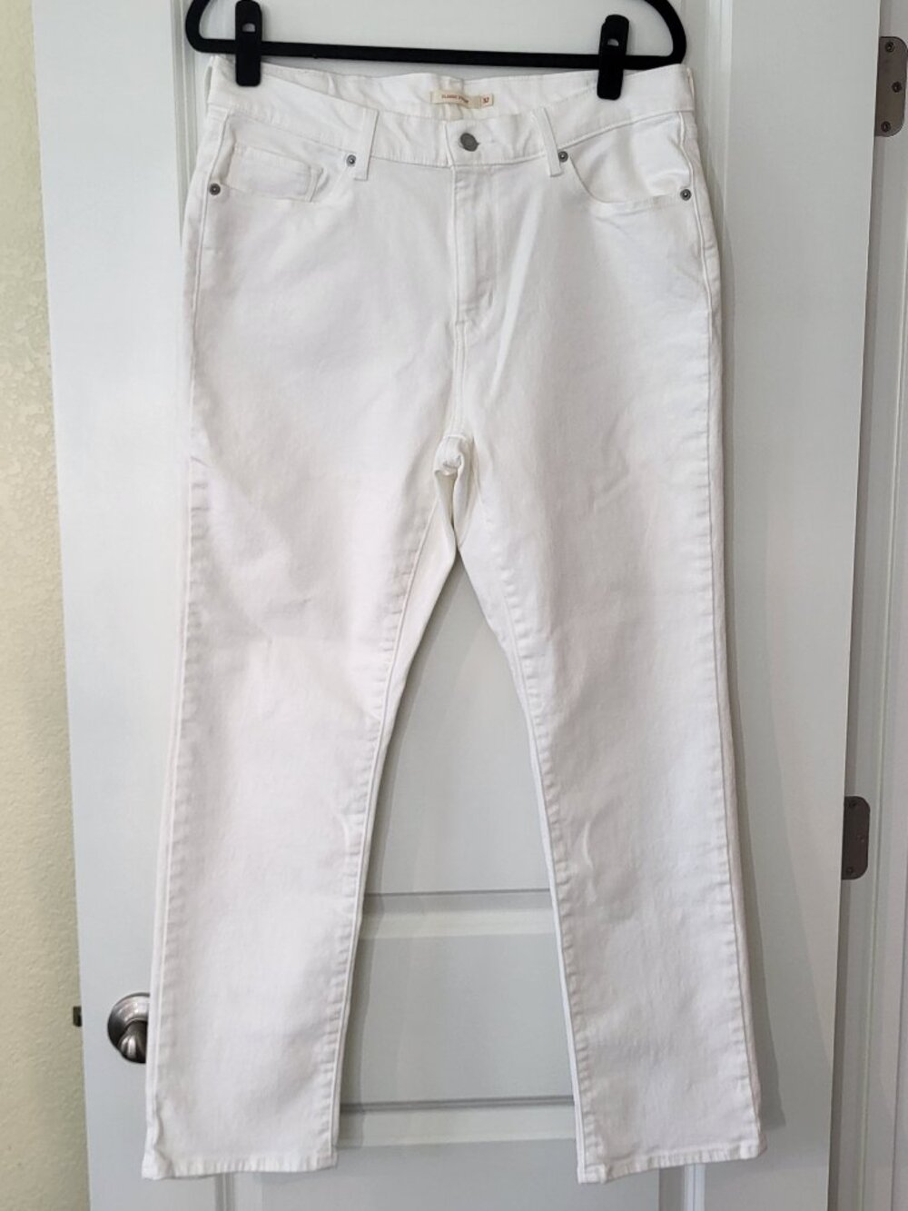 Levi Strauss 39250-0049 Classic Straight Leg Jeans Size 32 Mid-Rise Simply White